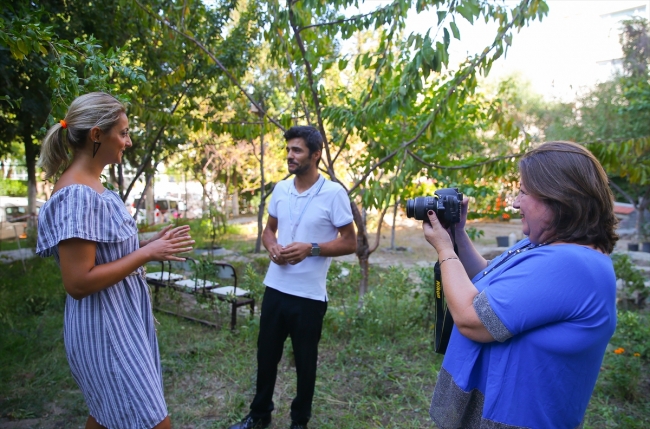 Hastalarına kısa filmler hazırlamak için yönetmen koltuğuna oturdu